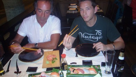 Mi padre probando su Sashimi y yo